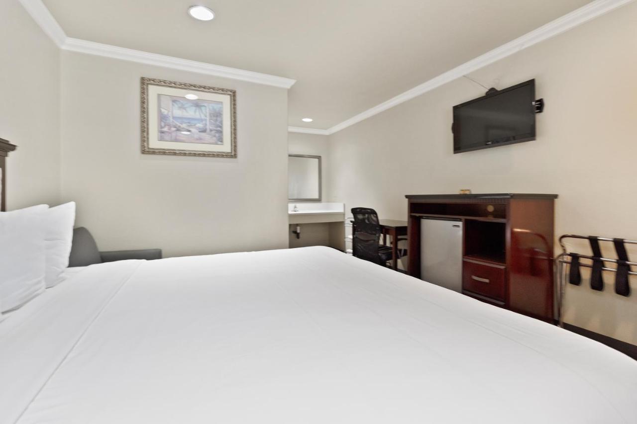 Deluxe King Room at Le Blanc Inn & Suites
