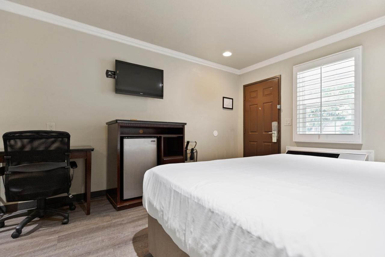 Deluxe King Room at Le Blanc Inn & Suites