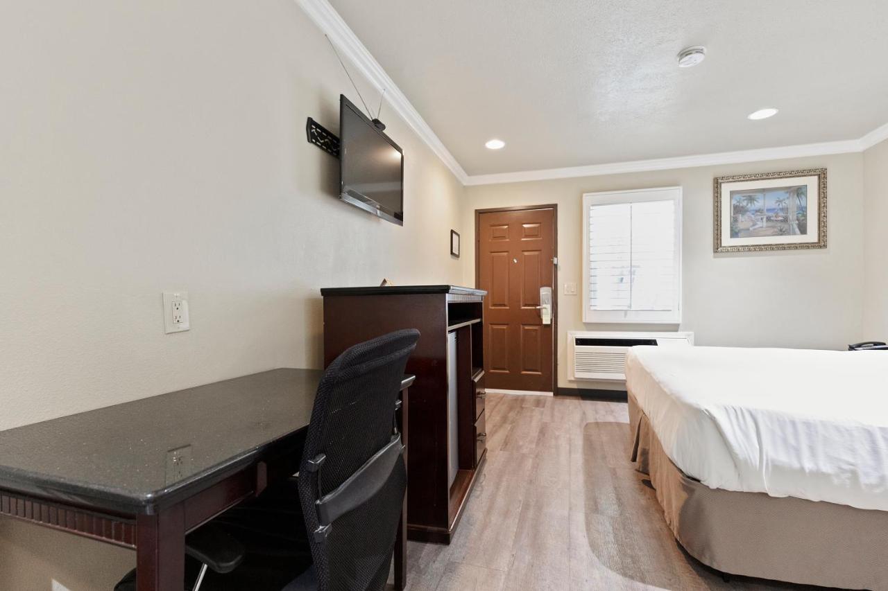Deluxe King Room at Le Blanc Inn & Suites