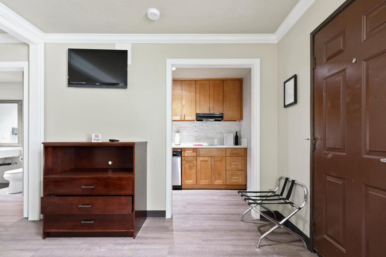 Deluxe Double Studio at Le Blanc Inn & Suites