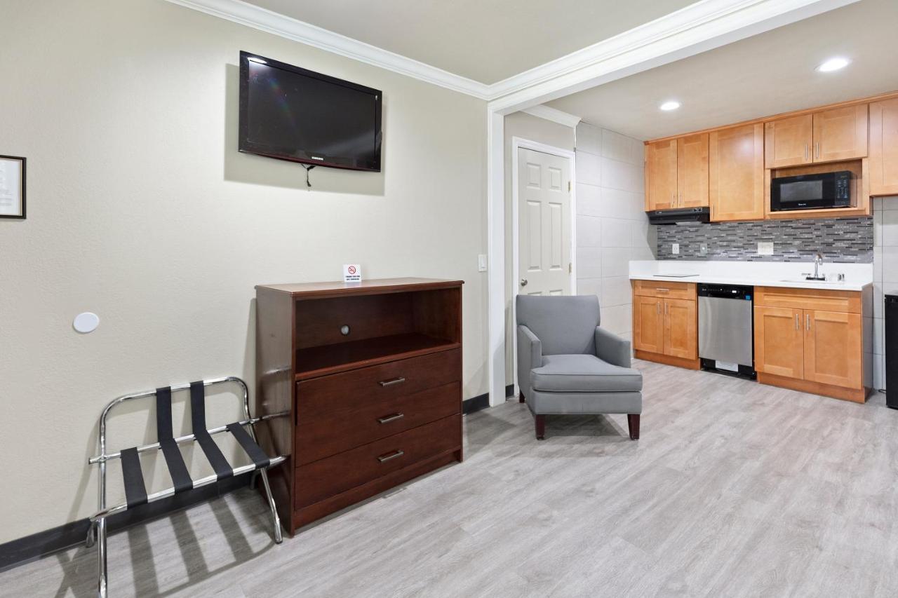 King Studio at Le Blanc Inn & Suites