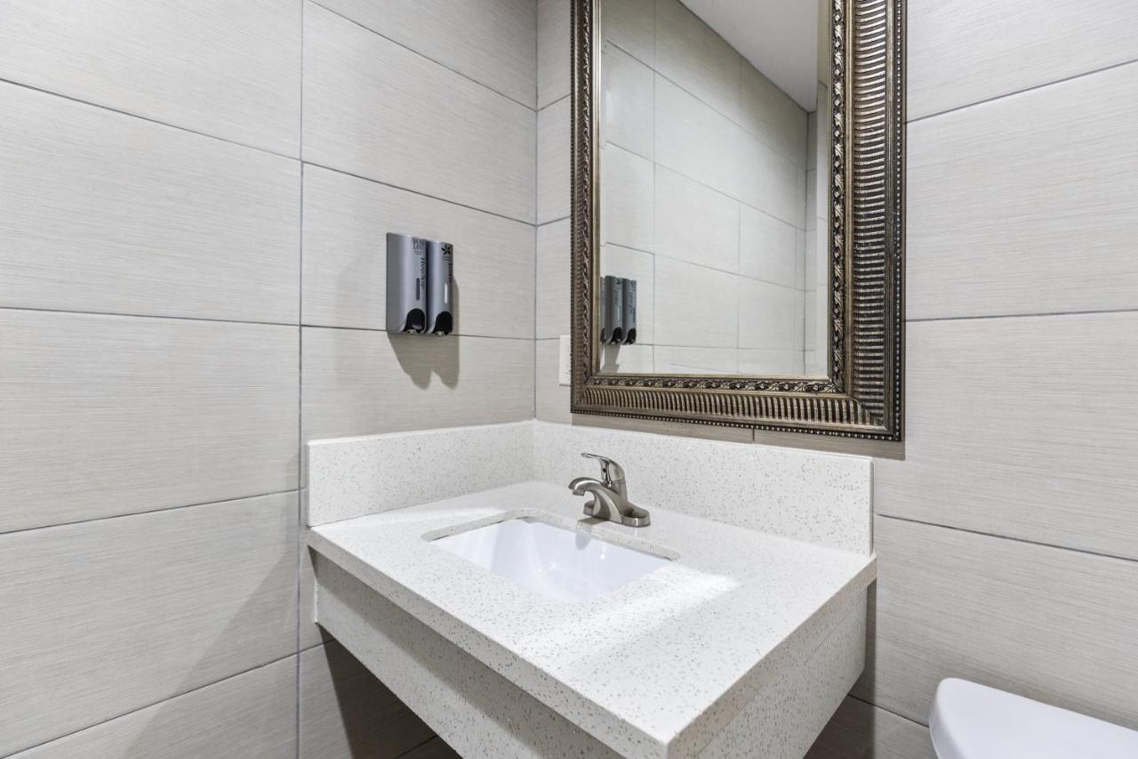 King Studio at Le Blanc Inn & Suites