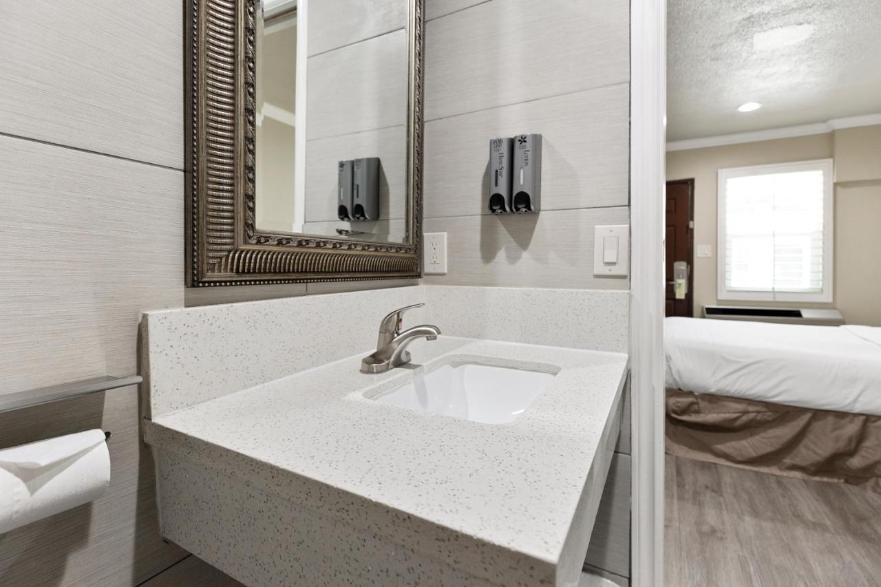 Double or Twin Room with Bathroom at Le Blanc Inn & Suites