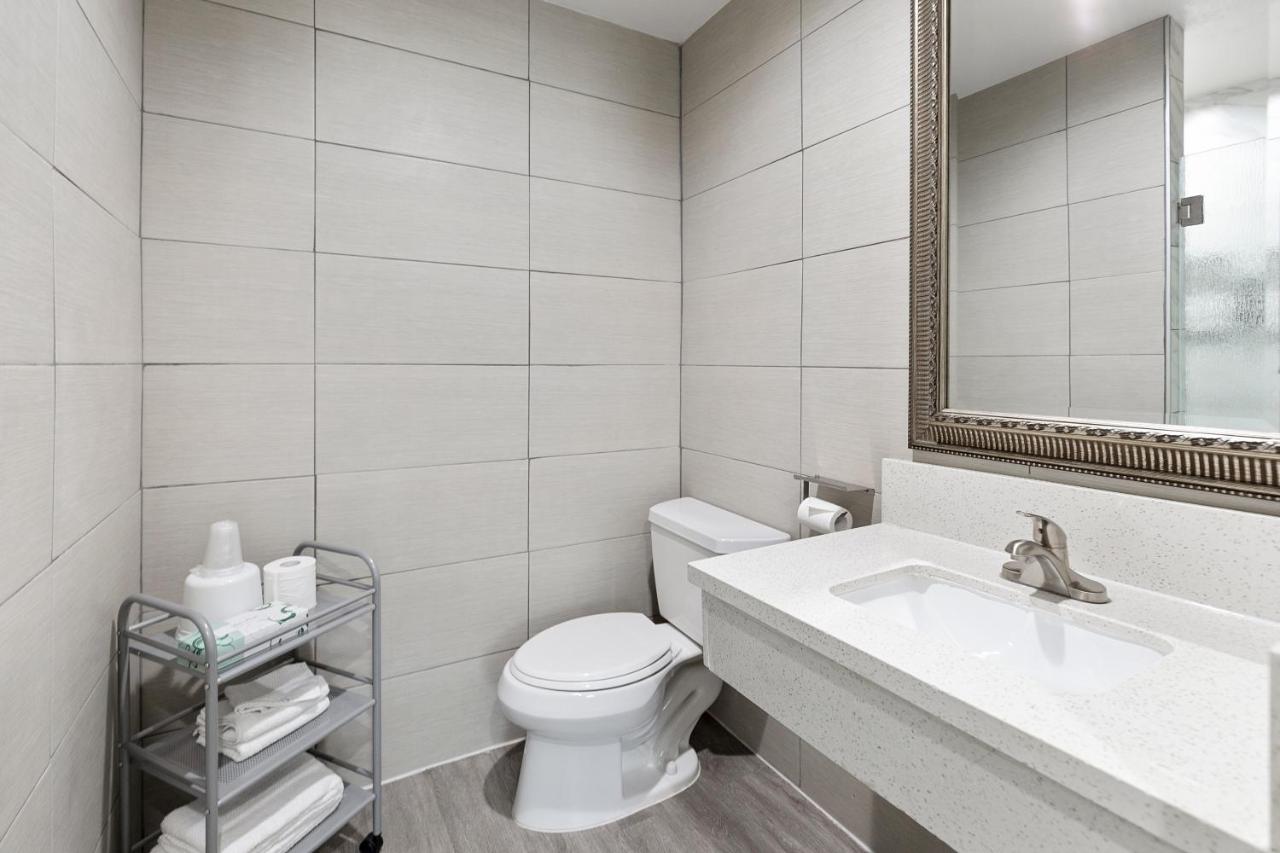 Double or Twin Room with Bathroom at Le Blanc Inn & Suites