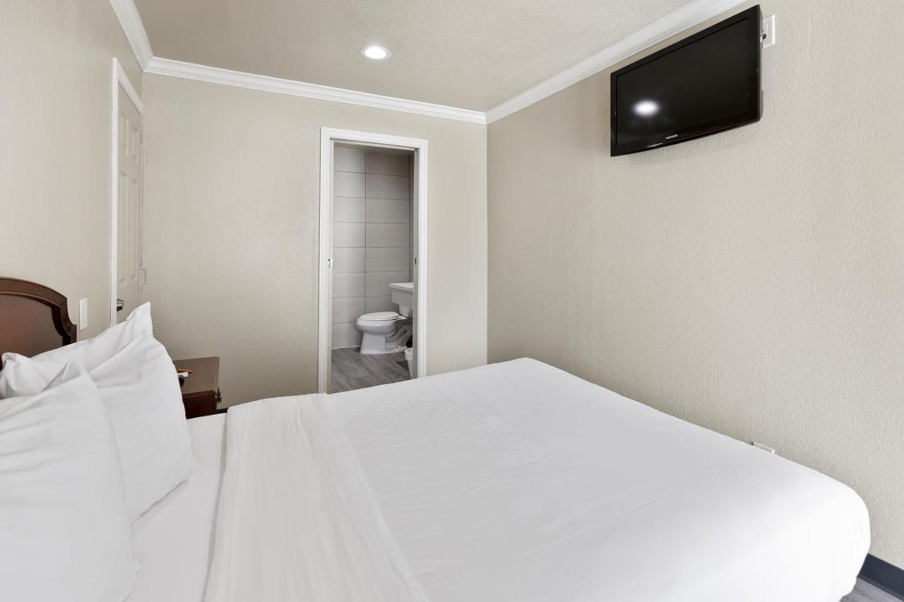 Double or Twin Room with Bathroom at Le Blanc Inn & Suites