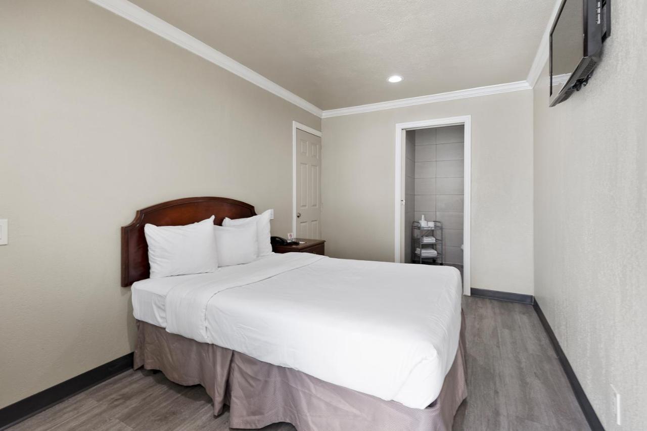 Double or Twin Room with Bathroom at Le Blanc Inn & Suites
