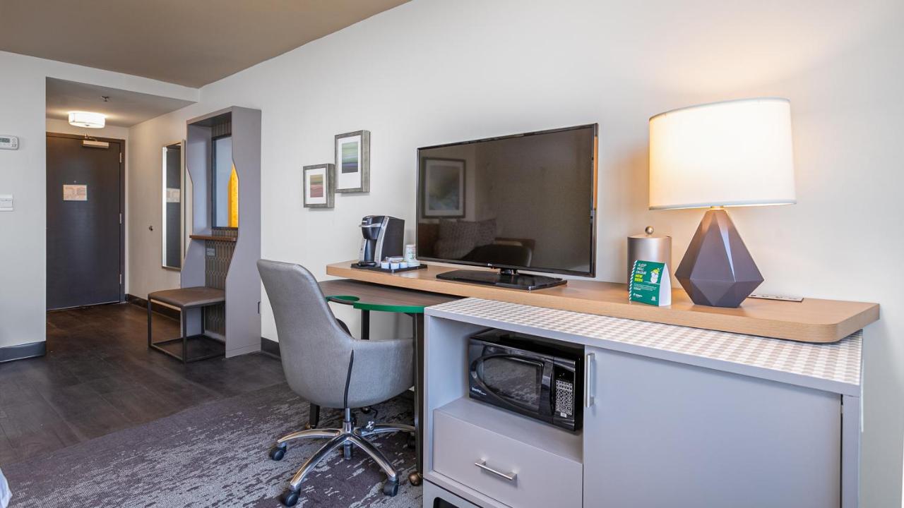 Corner King Room at Holiday Inn Panama City by IHG