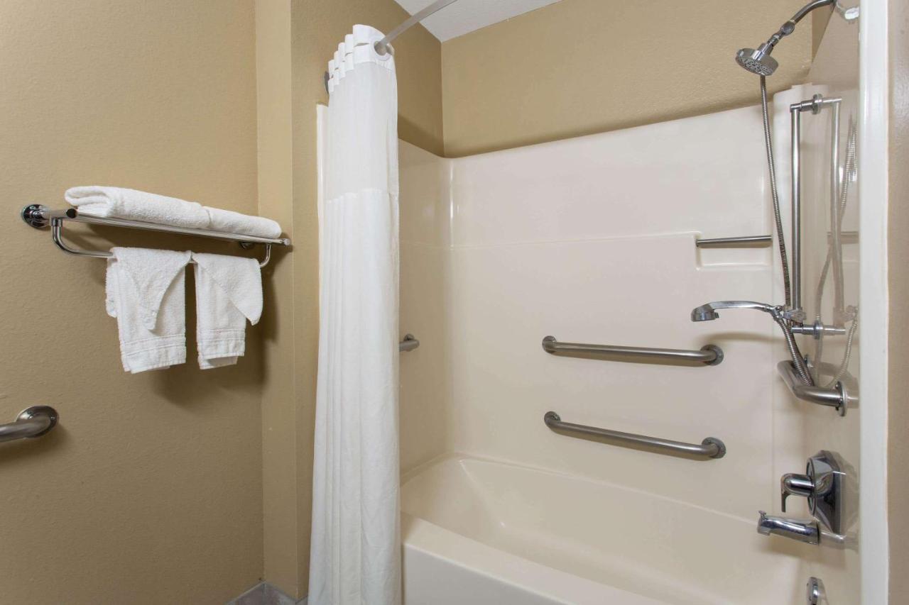 | Super 8 by Wyndham Cromwell/Middletown