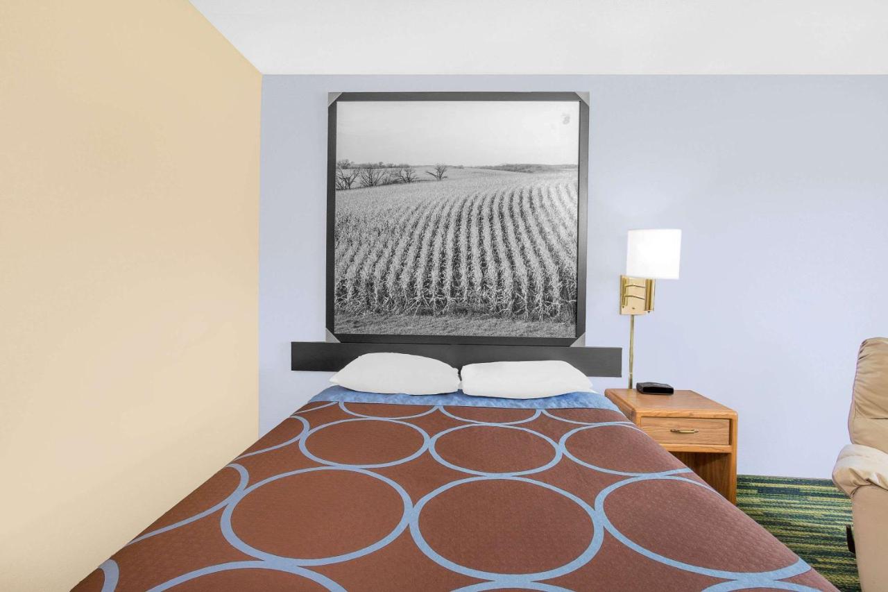 Double Room at Boarders Inn & Suites by Cobblestone Hotels - Waterloo/Cedar Falls