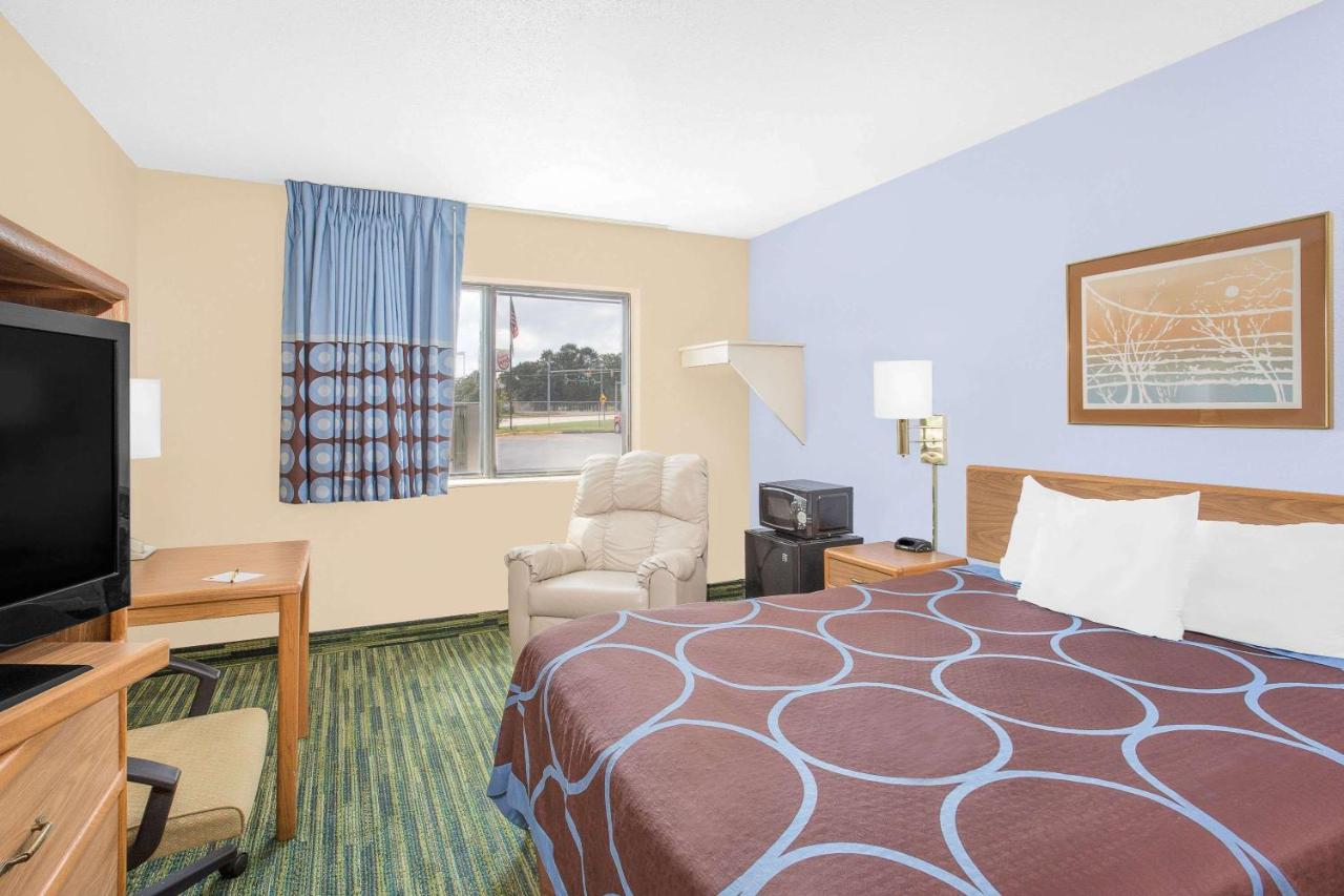 Queen Room - Non-Smoking at Boarders Inn & Suites by Cobblestone Hotels - Waterloo/Cedar Falls