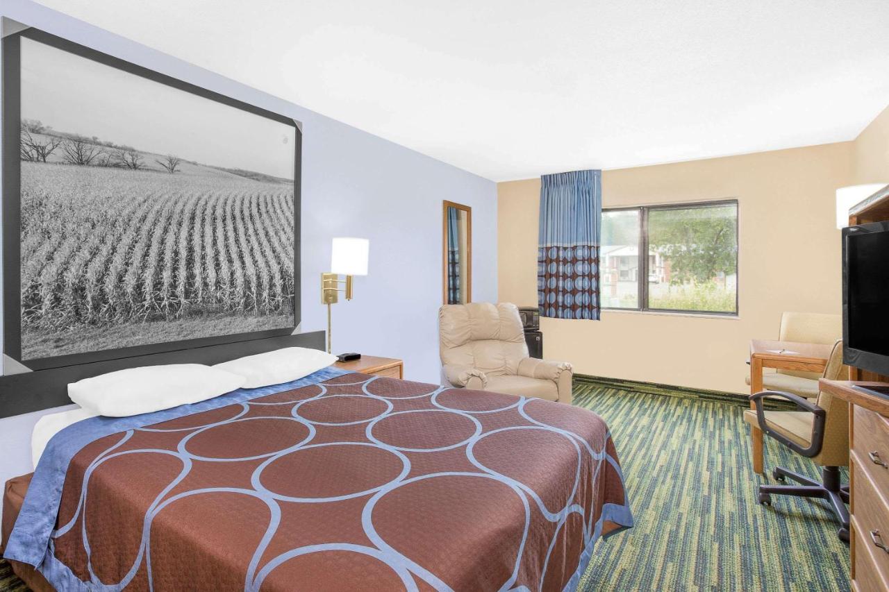 Queen Room - Non-Smoking at Boarders Inn & Suites by Cobblestone Hotels - Waterloo/Cedar Falls