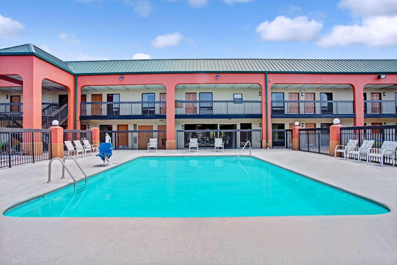  | Super 8 by Wyndham Knoxville East