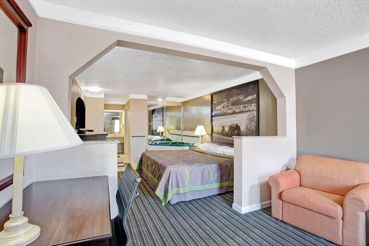 | Super 8 by Wyndham Knoxville East