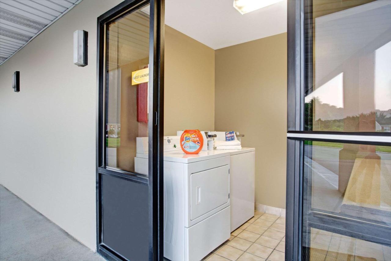 | Super 8 by Wyndham Knoxville East