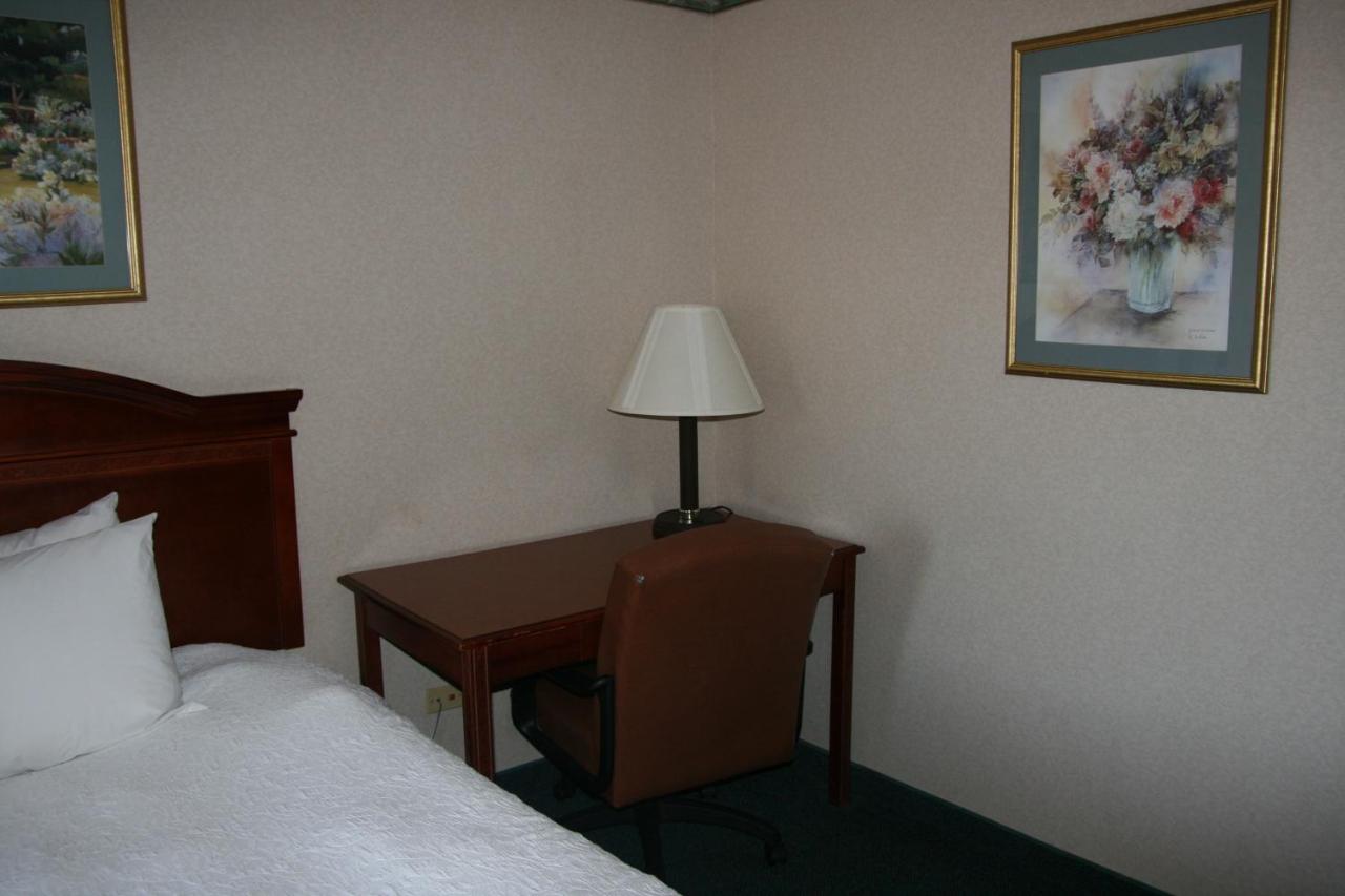 Queen Room - Non-Smoking at Baymont by Wyndham Clarksville Northeast
