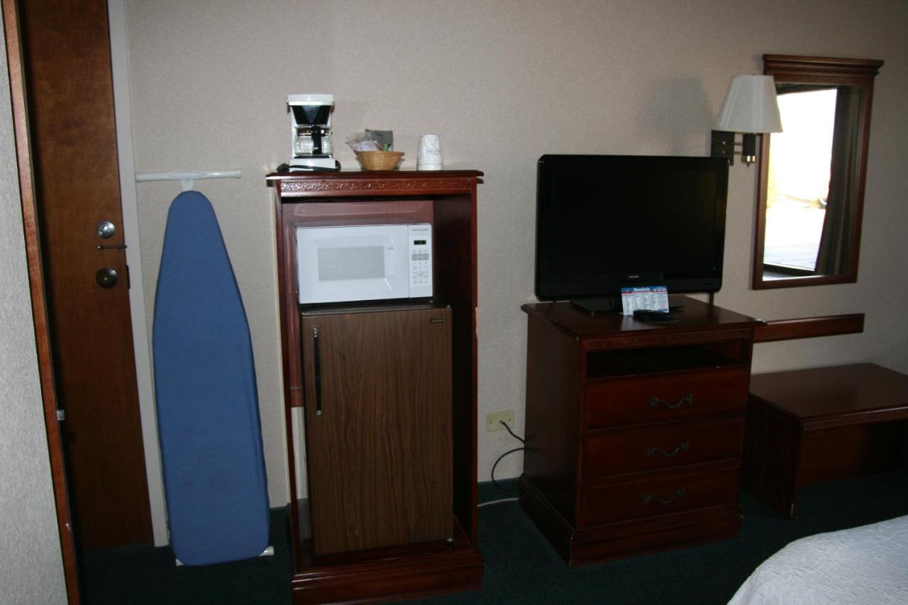 King Room - Non-Smoking at Baymont by Wyndham Clarksville Northeast