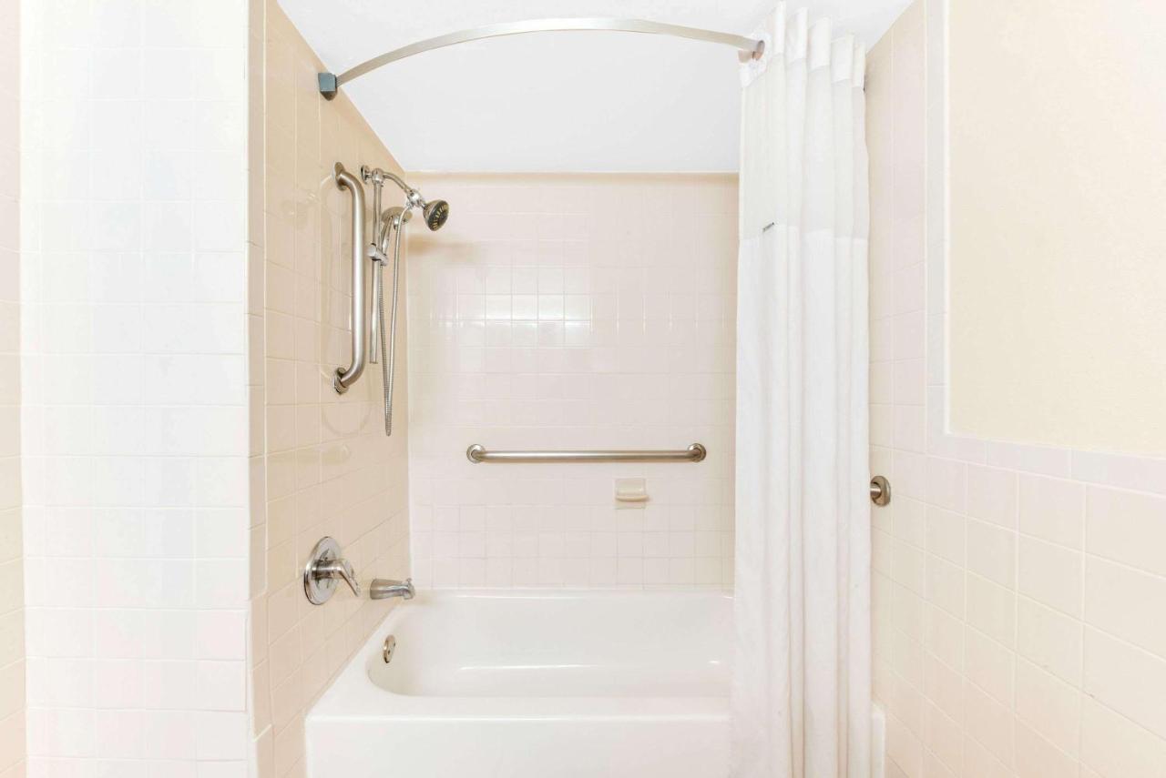 King Room with Bath Tub - Mobility/Hearing Accessible - Non-Smoking at Days Inn & Suites by Wyndham Laredo