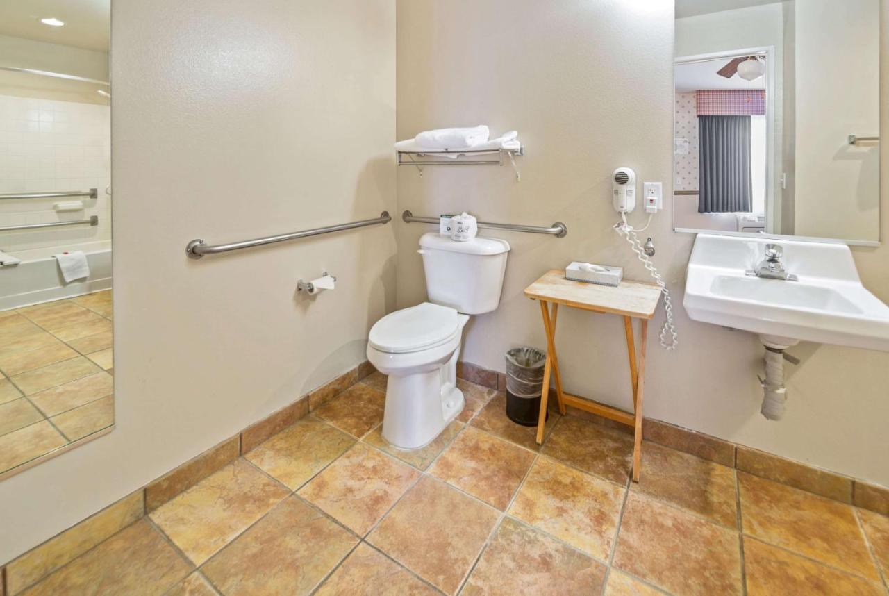 | Days Inn by Wyndham Lebec