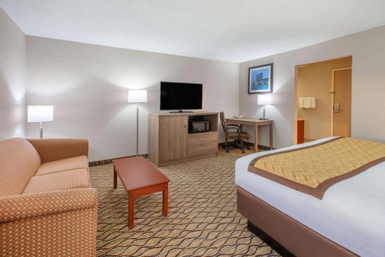 King Suite- Non-Smoking at Baymont by Wyndham Grand Rapids Airport