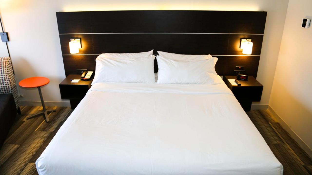 Deluxe King Room - Mobility Access Roll in Shower/Non-Smoking at Holiday Inn Express & Suites Kingston-Ulster by IHG