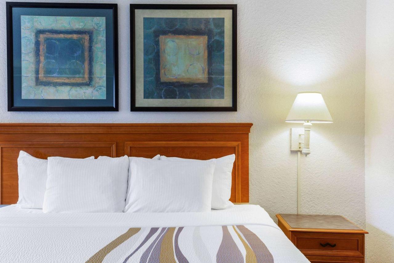 Deluxe King Room - Non-Smoking at La Quinta Inn & Suites by Wyndham Redding