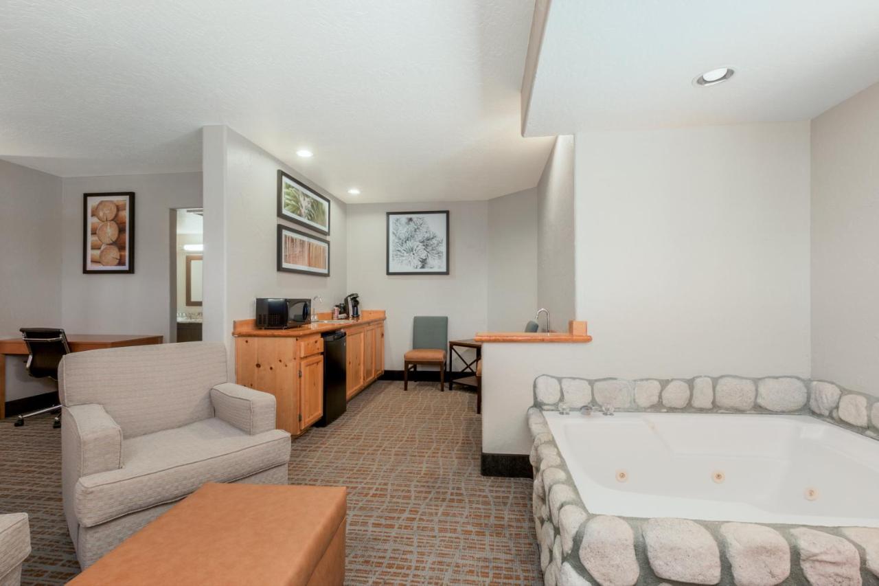 Suite with Fireplace and Spa - Non-Smoking at Holiday Inn Resort The Lodge At Big Bear Lake by IHG