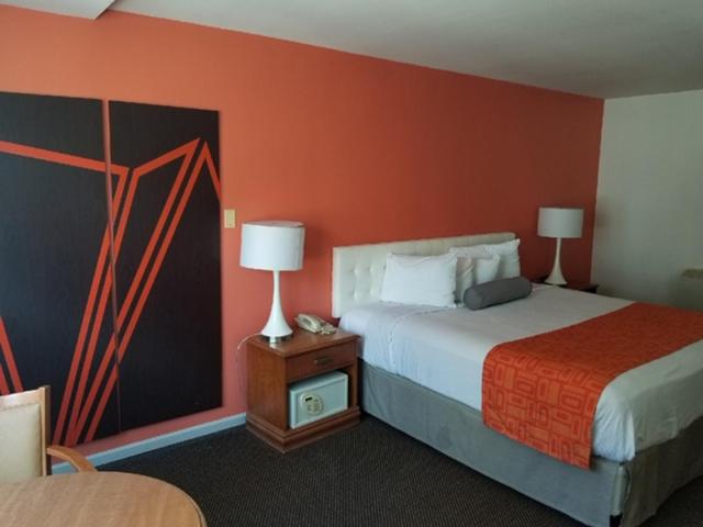 Queen Room - Non-Smoking at Howard Johnson by Wyndham Atlantic City