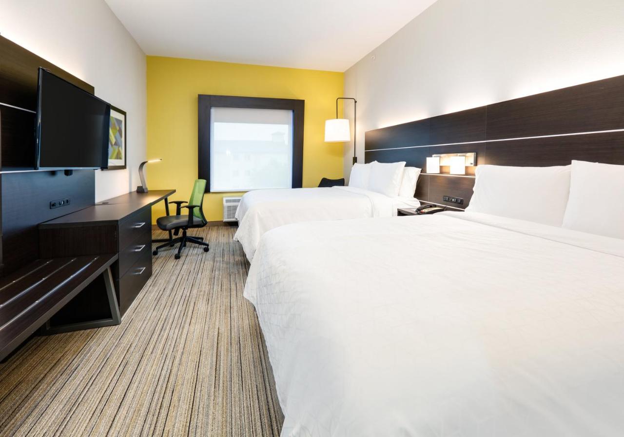 Queen Room with Two Queen Beds at Holiday Inn Express Hotel & Suites Cleburne by IHG