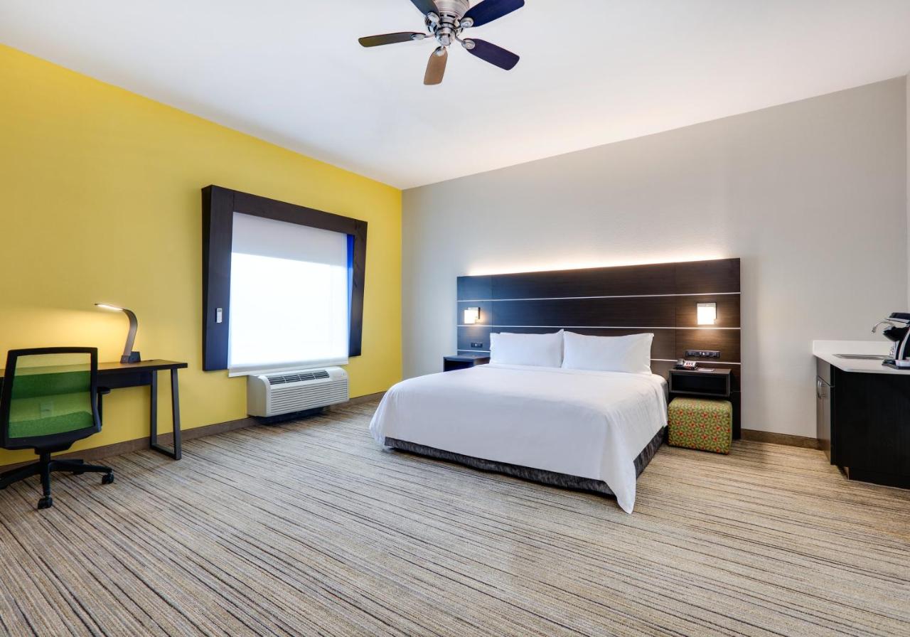 Deluxe Suite - Mobility Access Roll in Shower/Non-Smoking at Holiday Inn Express Hotel & Suites Cleburne by IHG