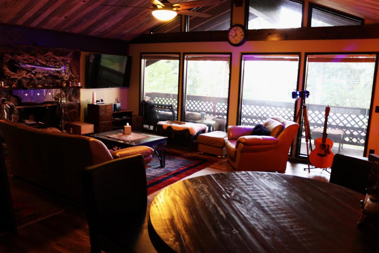  | Happy Rock Inn