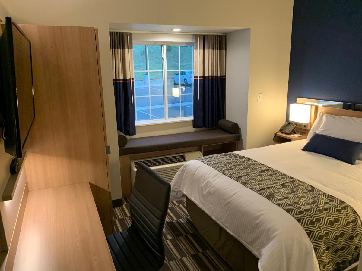 Queen Suite - Non-Smoking at Microtel Inn & Suites by Wyndham Woodland Park