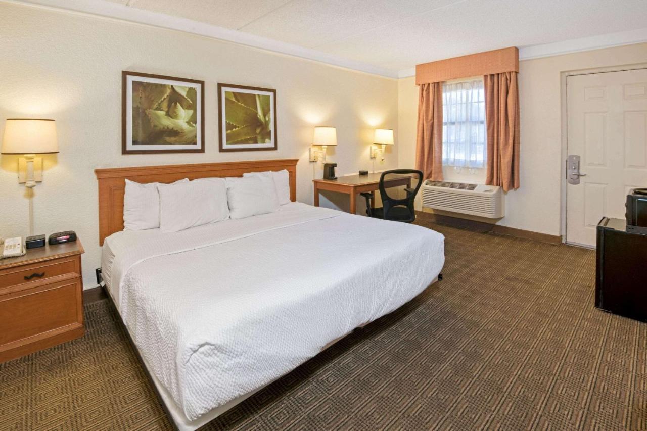 King Room with Bath Tub - Mobility/Hearing Accessible - Non-Smoking at La Quinta Inn by Wyndham San Antonio Market Square