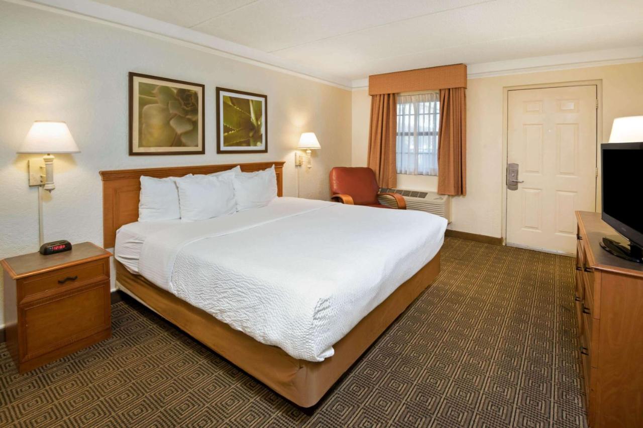 King Room with Bath Tub - Mobility/Hearing Accessible - Non-Smoking at La Quinta Inn by Wyndham San Antonio Market Square