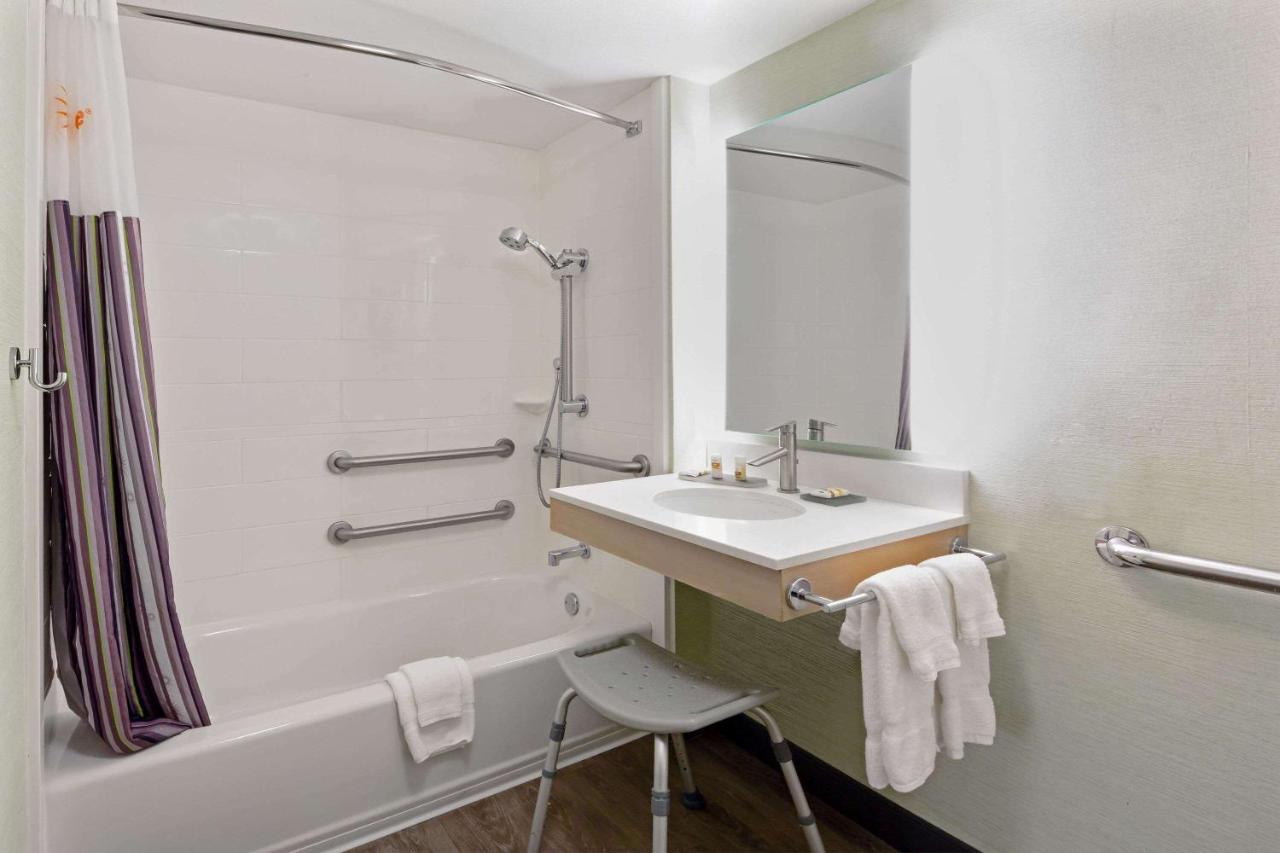 Queen Room with Two Queen Beds - Disability Access at La Quinta Inn & Suites by Wyndham San Francisco Airport N