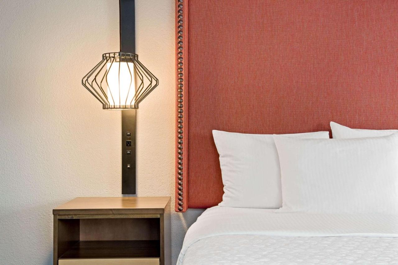 Deluxe King Room at La Quinta Inn & Suites by Wyndham San Francisco Airport N