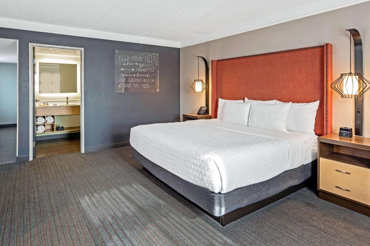 Deluxe King Room at La Quinta Inn & Suites by Wyndham San Francisco Airport N
