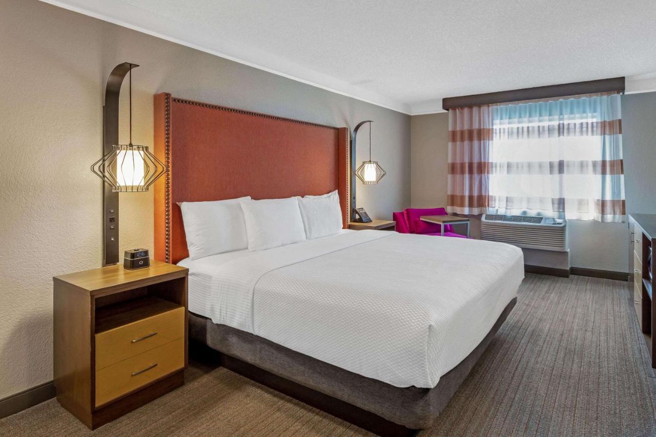 Deluxe King Room at La Quinta Inn & Suites by Wyndham San Francisco Airport N