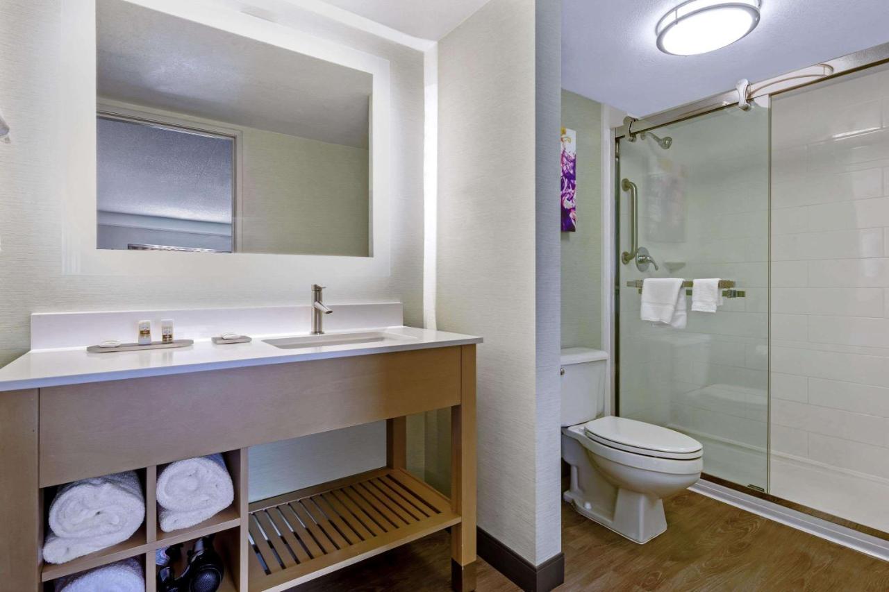 Deluxe King Room at La Quinta Inn & Suites by Wyndham San Francisco Airport N