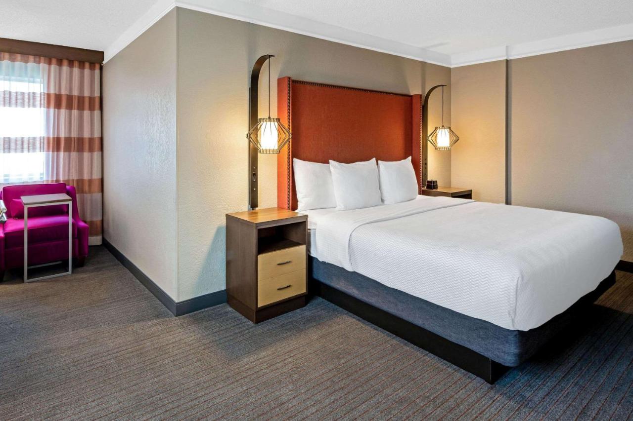 Deluxe King Room at La Quinta Inn & Suites by Wyndham San Francisco Airport N
