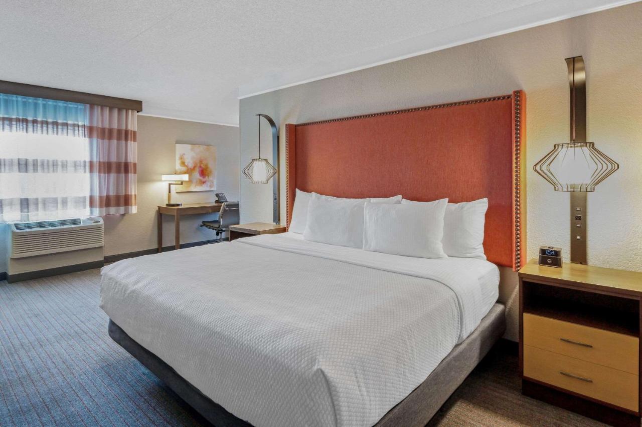 Deluxe King Room at La Quinta Inn & Suites by Wyndham San Francisco Airport N