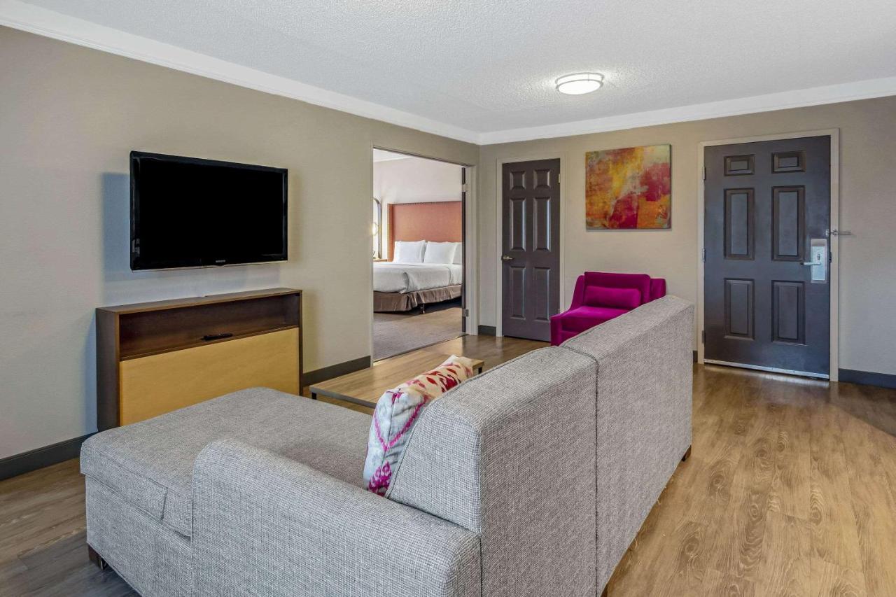 Deluxe Suite with Mobility/Hearing Impaired Access - Non-Smoking at La Quinta Inn & Suites by Wyndham San Francisco Airport N