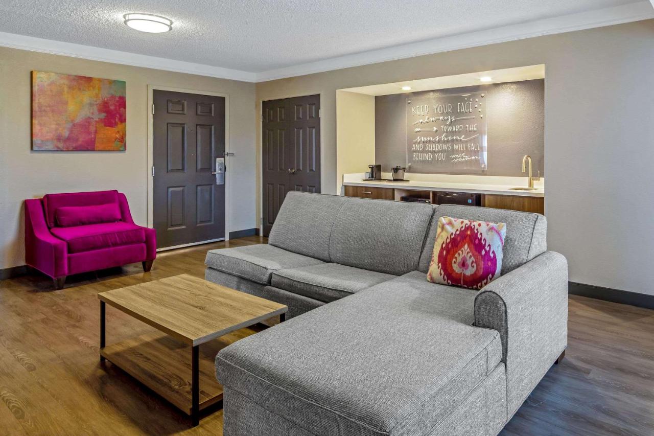Deluxe Suite with Mobility/Hearing Impaired Access - Non-Smoking at La Quinta Inn & Suites by Wyndham San Francisco Airport N