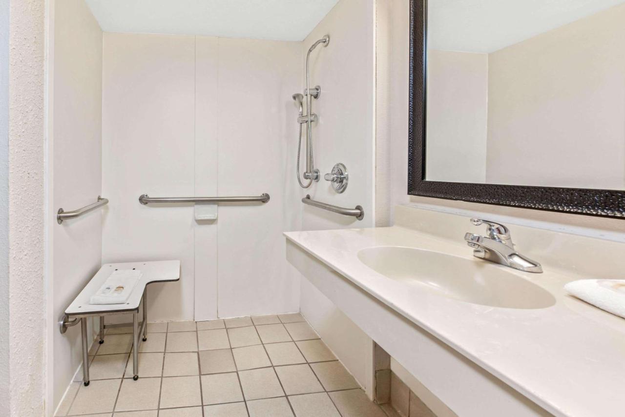 King Room with Mobility/Hearing Impaired Access - Non-Smoking at La Quinta Inn by Wyndham Miami Airport North