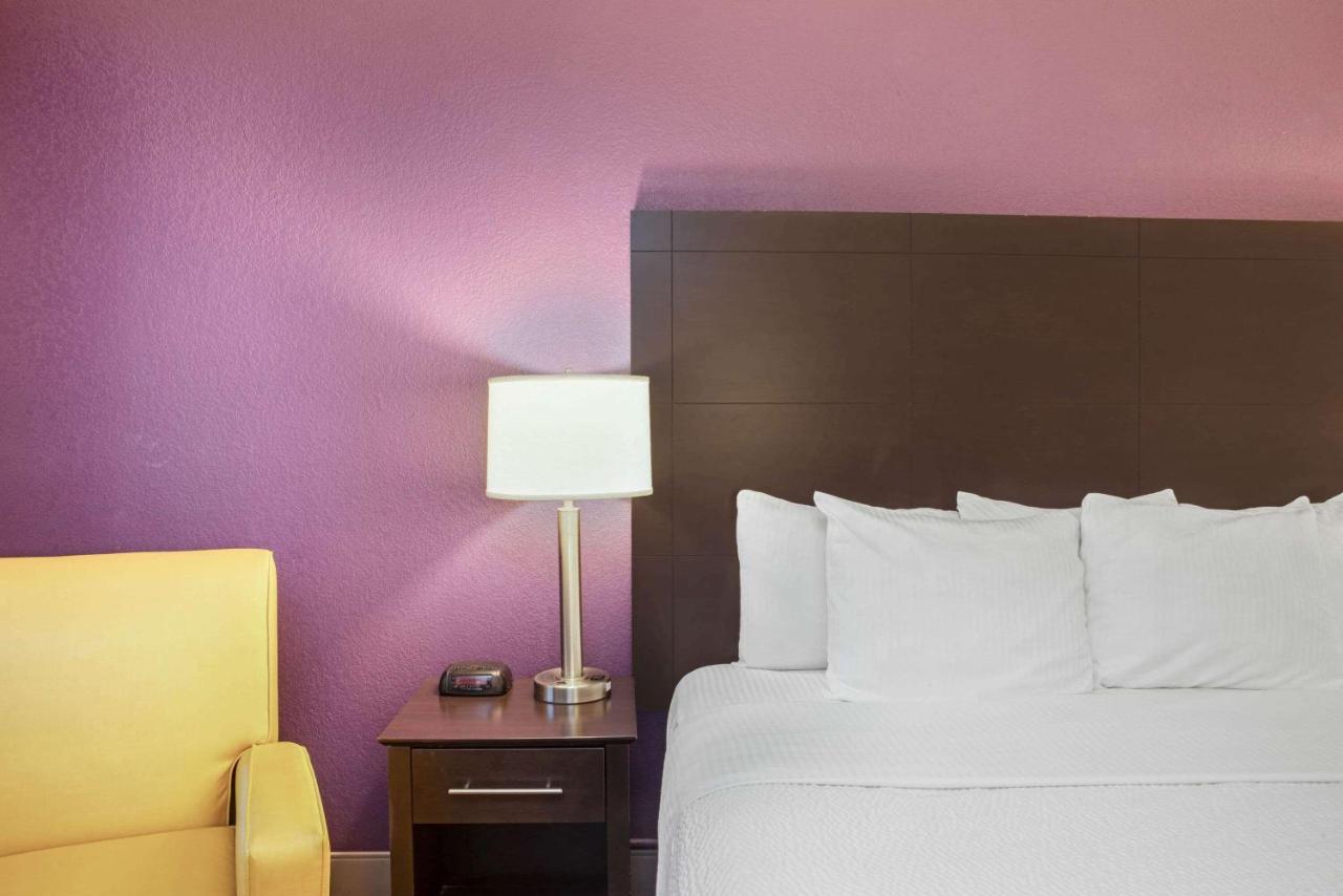 King Room with Mobility/Hearing Impaired Access - Non-Smoking at La Quinta Inn by Wyndham Miami Airport North