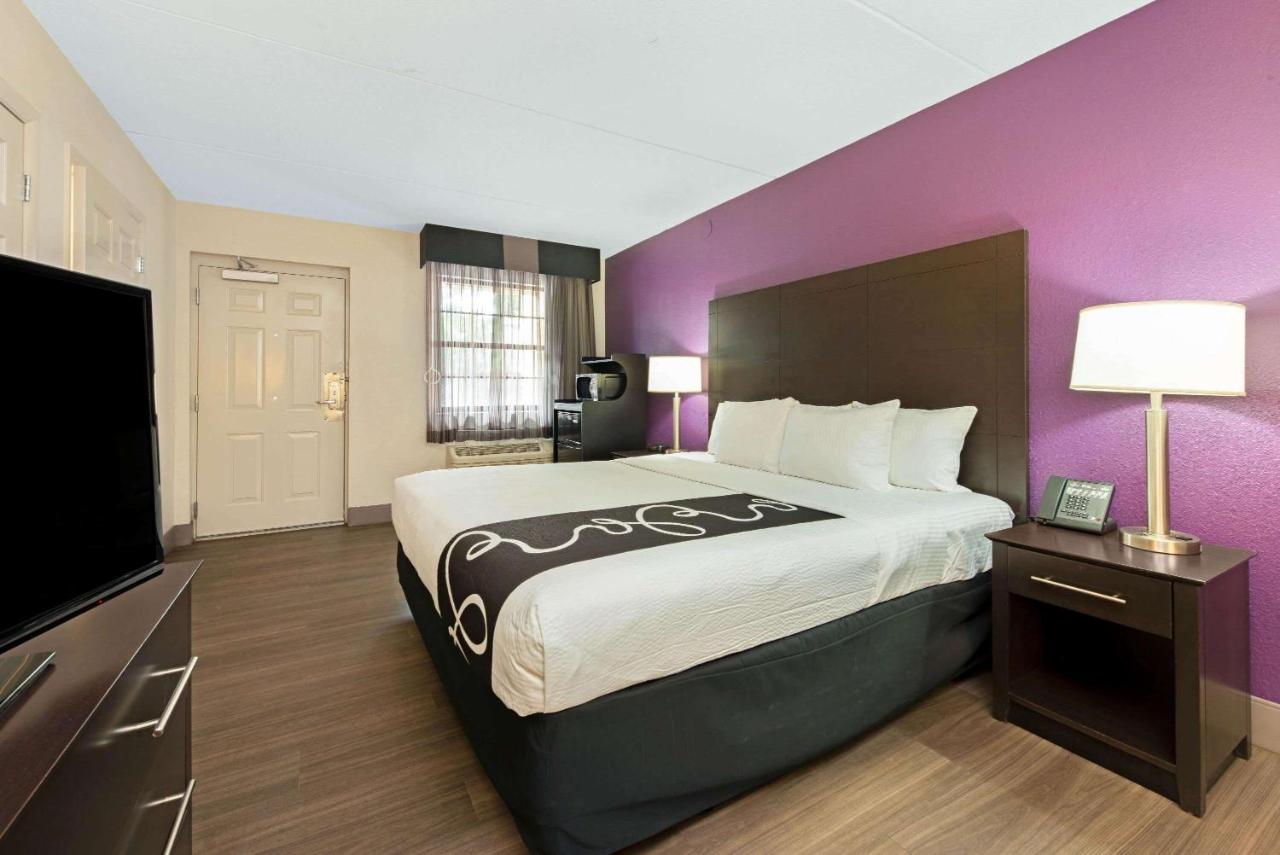 King Room with Mobility/Hearing Impaired Access - Non-Smoking at La Quinta Inn by Wyndham Miami Airport North