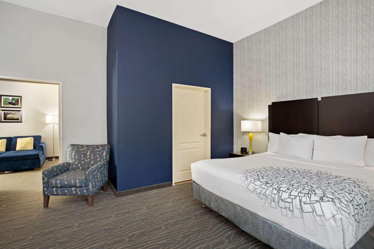 1 King Bed, Mobility/Hearing Accessible Studio Suite, Roll-In Shower,Non-Smoking at La Quinta Inn & Suites by Wyndham Palestine
