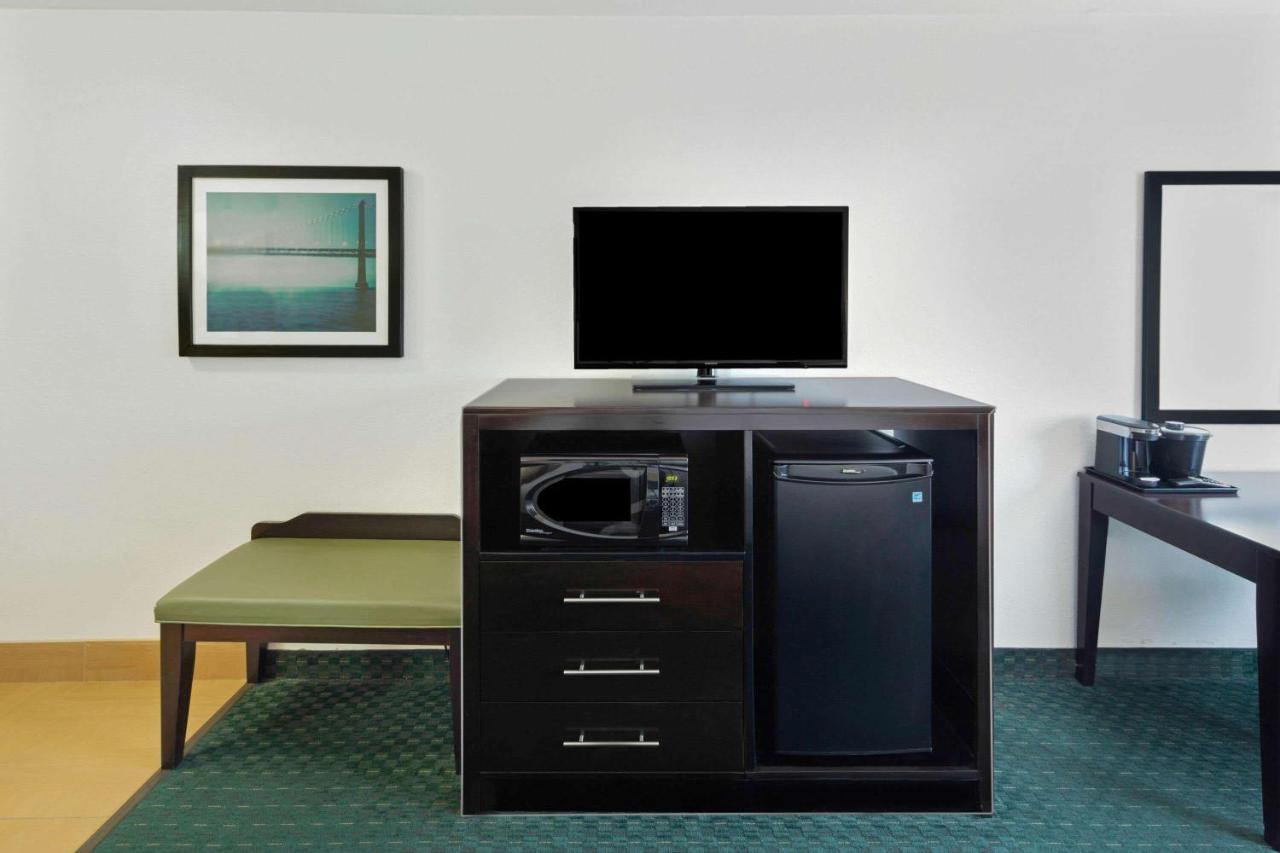 Deluxe King Room at La Quinta Inn by Wyndham Berkeley