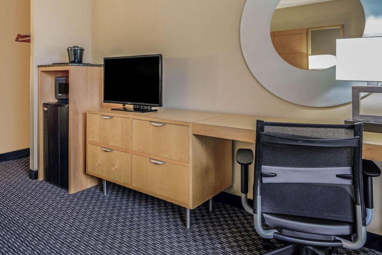 King Room - Non-Smoking at La Quinta Inn & Suites by Wyndham Naples Downtown