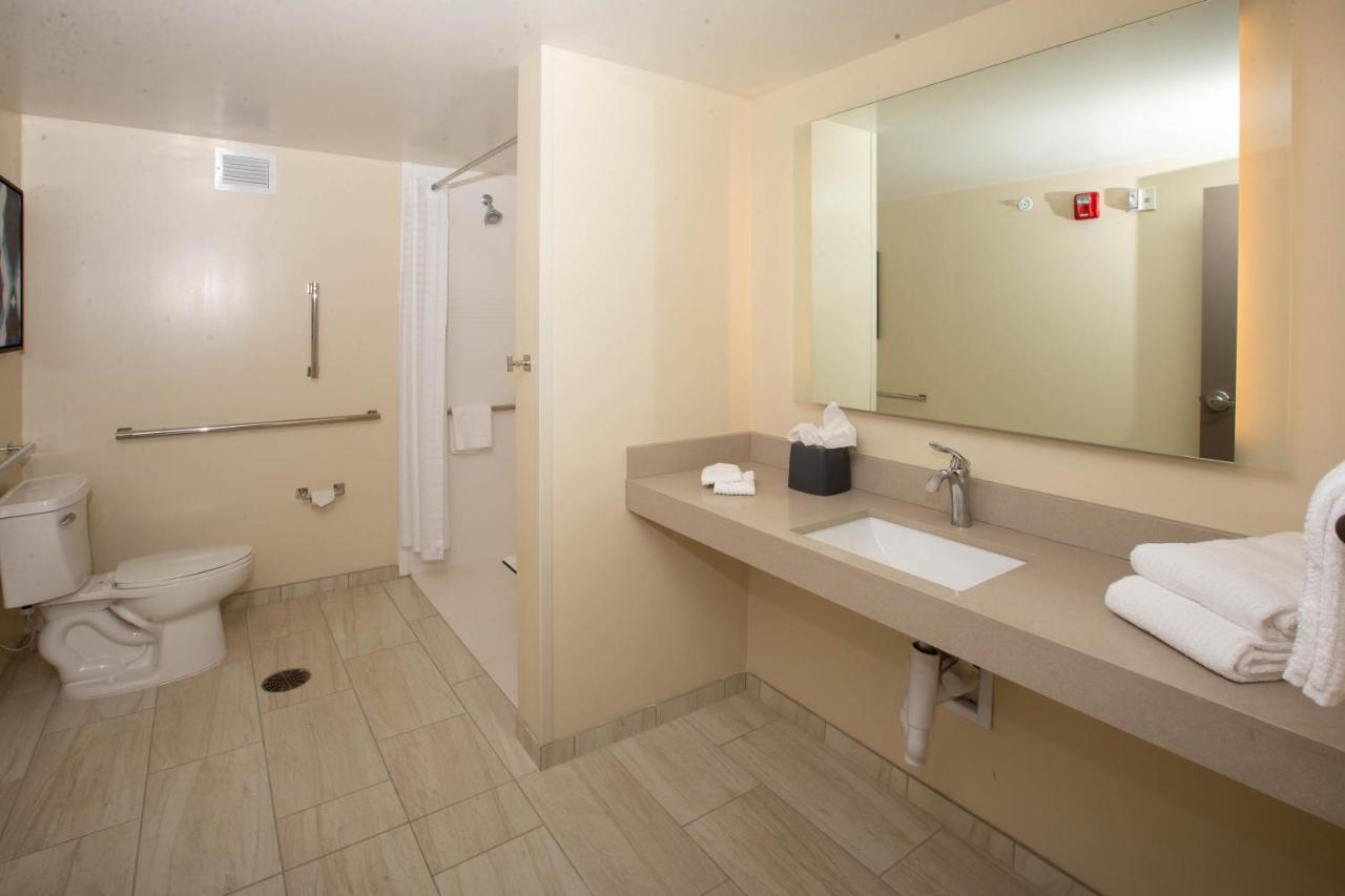King Room - Accessible Roll Shower - Non-Smoking at Candlewood Suites Cleveland South - Independence by IHG