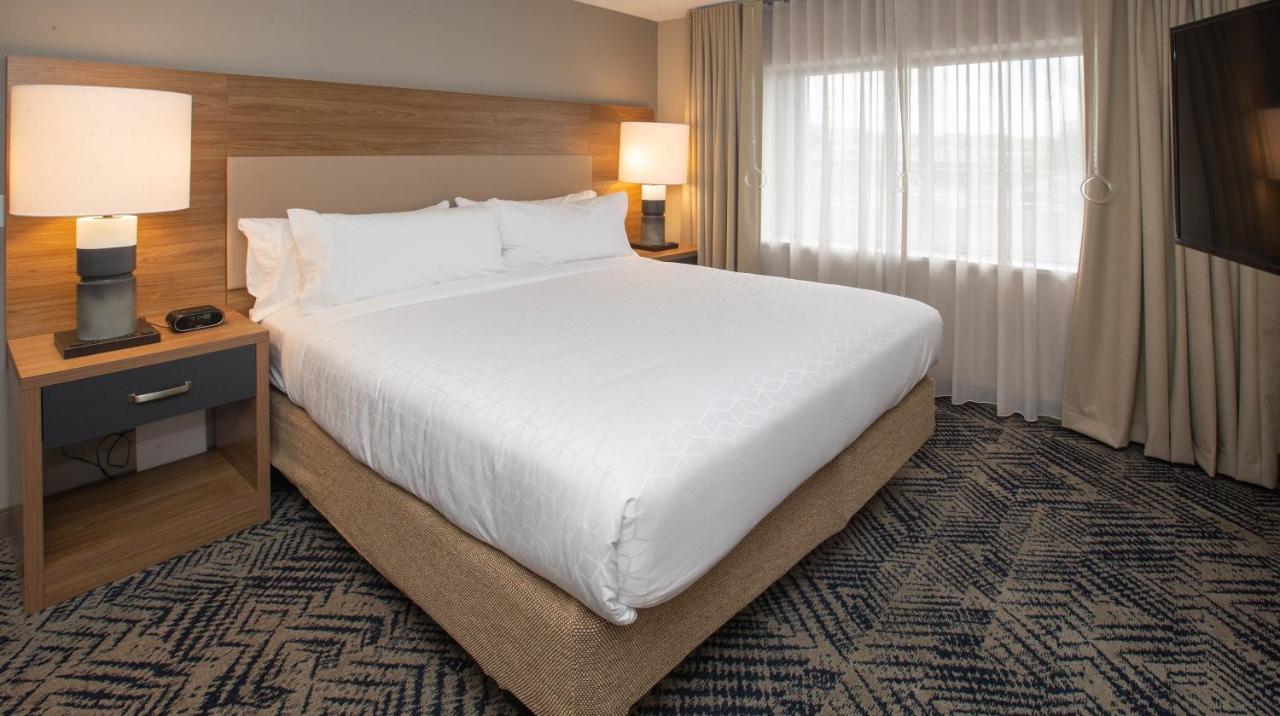 King Room - Mobility Access Tub/Non-Smoking at Candlewood Suites Cleveland South - Independence by IHG